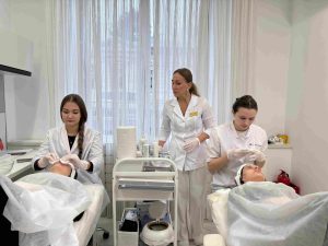 Косметолог в медицинском колледже