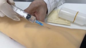 Техника подкожных и внутримышечных инъекций: как учат делать уколы без боли?