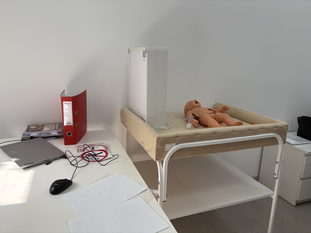 Почему медсестра заполняет много документов?