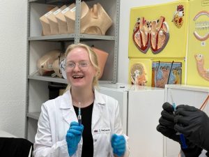 Студенты колледжа «МедСкиллс» осваивают технику внутривенных инъекций