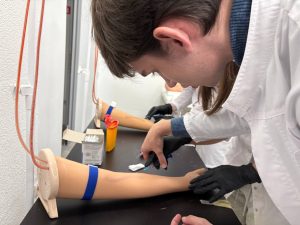 Студенты колледжа «МедСкиллс» осваивают технику внутривенных инъекций