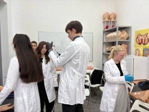 Студенты колледжа «МедСкиллс» осваивают технику внутривенных инъекций