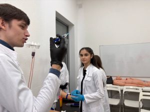 Студенты колледжа «МедСкиллс» осваивают технику внутривенных инъекций