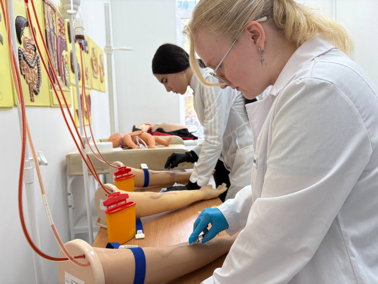 Студенты колледжа «МедСкиллс» осваивают технику внутривенных инъекций