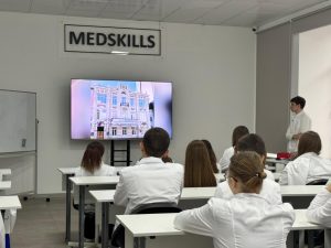 «МедСкиллс» открывает двери: как учащиеся школы №96 прикоснулись к профессии медсестры