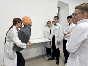 «МедСкиллс» открывает двери: как учащиеся школы №96 прикоснулись к профессии медсестры