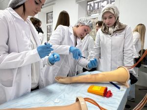 «МедСкиллс» открывает двери: как учащиеся школы №96 прикоснулись к профессии медсестры