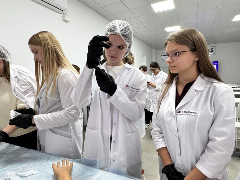 «МедСкиллс» открывает двери: как учащиеся школы №96 прикоснулись к профессии медсестры