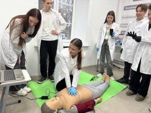 «МедСкиллс» открывает двери: как учащиеся школы №96 прикоснулись к профессии медсестры