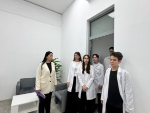 «МедСкиллс» открывает двери: как учащиеся школы №96 прикоснулись к профессии медсестры