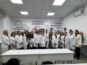 «МедСкиллс» открывает двери: как учащиеся школы №96 прикоснулись к профессии медсестры