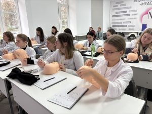 Студенты «МедСкиллс» осваивают эстетическую косметологию