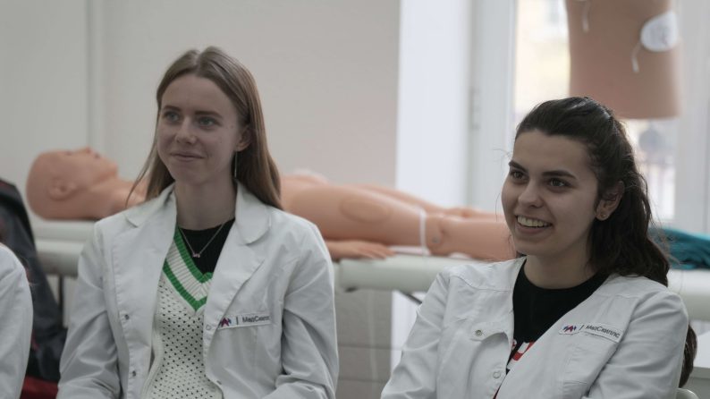 Как в медколледже обучают уходу за лежачими пациентами?