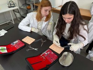 В «Школе юного медика» стартовал цикл по хирургическим швам