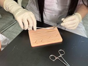 В «Школе юного медика» стартовал цикл по хирургическим швам