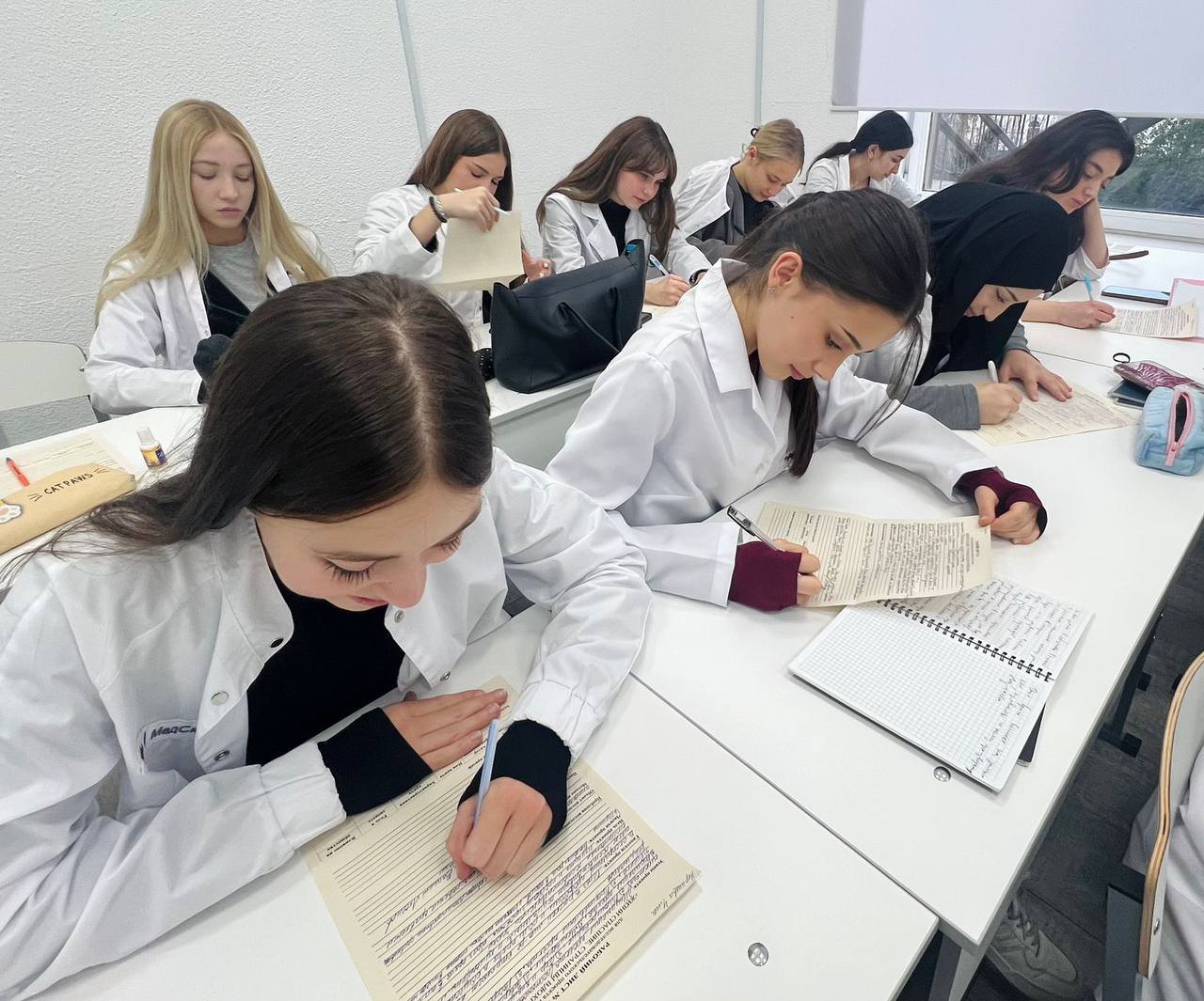 Что выбрать после 9 класса: 11 класс или медицинский колледж?