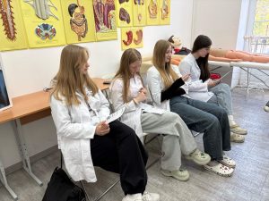 В «Школе юного медика» прошло занятие по гериатрии и тесту Мокко