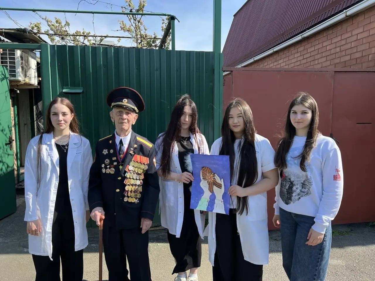 Студенты «МедСкиллс» почтили память героев в преддверии Дня Победы