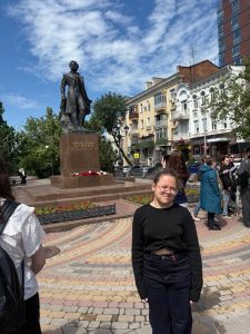 Студентки «МедСкиллс» приняли участие в памятных мероприятиях у монумента А.С. Пушкину