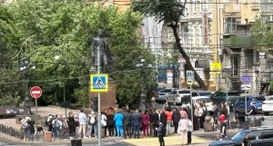 Студентки «МедСкиллс» приняли участие в памятных мероприятиях у монумента А.С. Пушкину